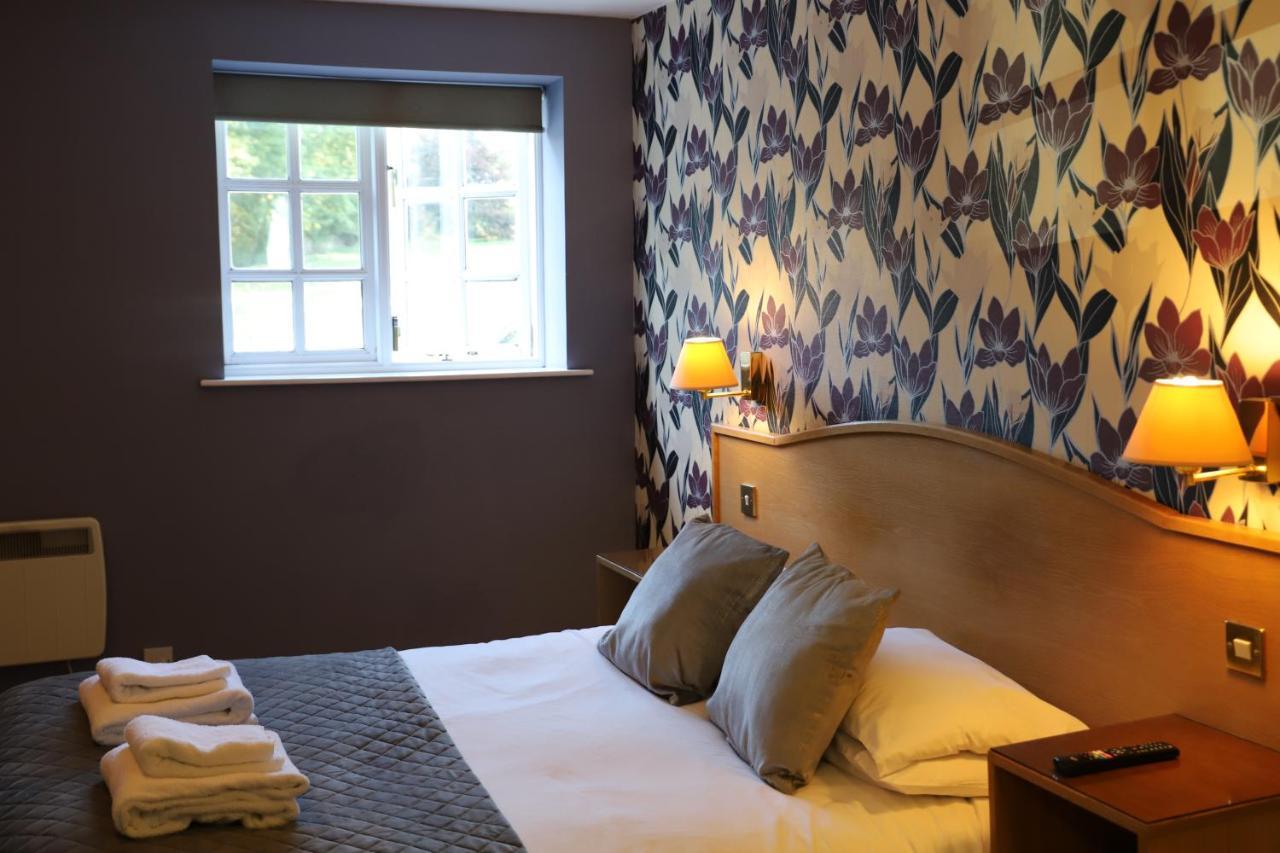 The Red Lion & Cellar Room, Betchworth Bagian luar foto