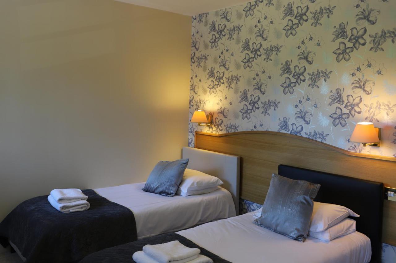 The Red Lion & Cellar Room, Betchworth Bagian luar foto