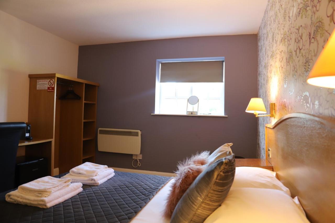 The Red Lion & Cellar Room, Betchworth Bagian luar foto
