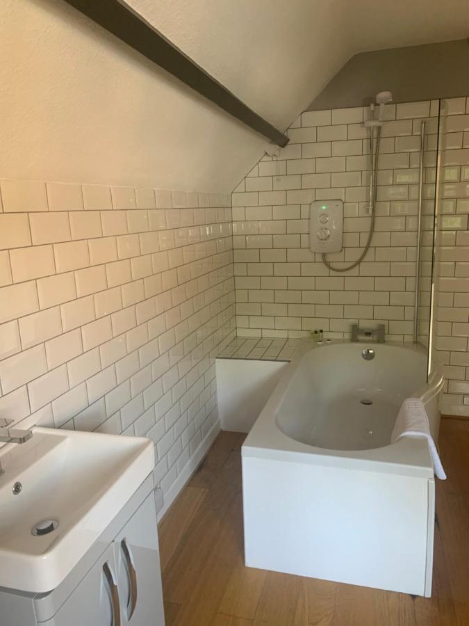 The Red Lion & Cellar Room, Betchworth Bagian luar foto
