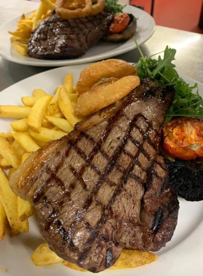 The Red Lion & Cellar Room, Betchworth Bagian luar foto