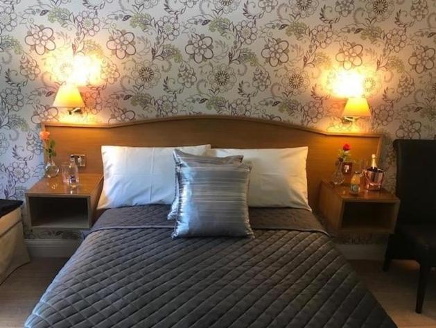 The Red Lion & Cellar Room, Betchworth Bagian luar foto