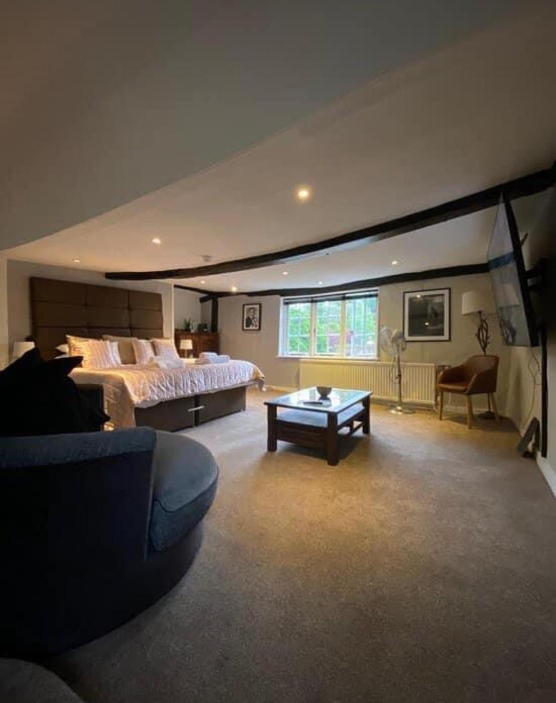 The Red Lion & Cellar Room, Betchworth Bagian luar foto
