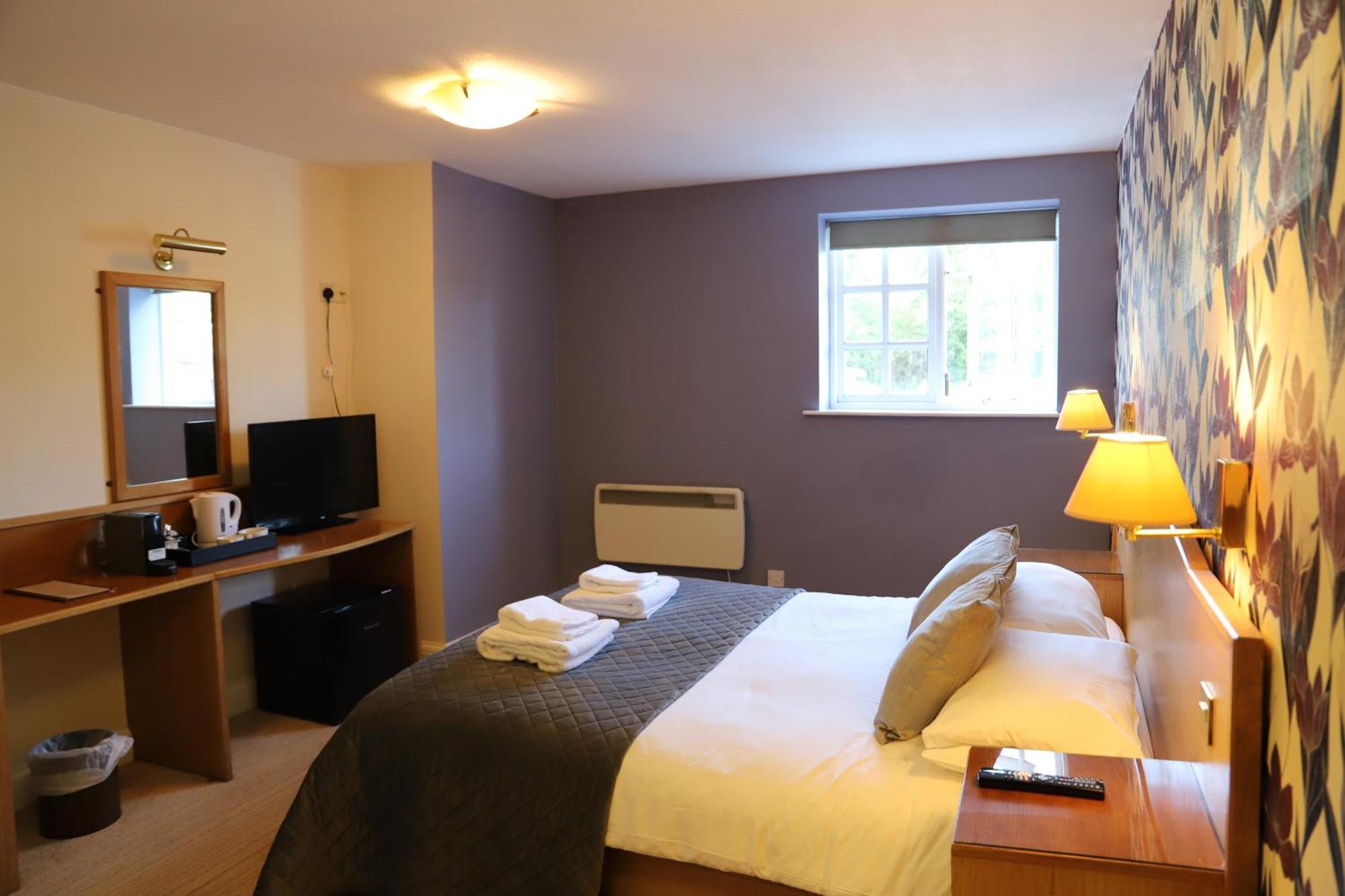 The Red Lion & Cellar Room, Betchworth Bagian luar foto