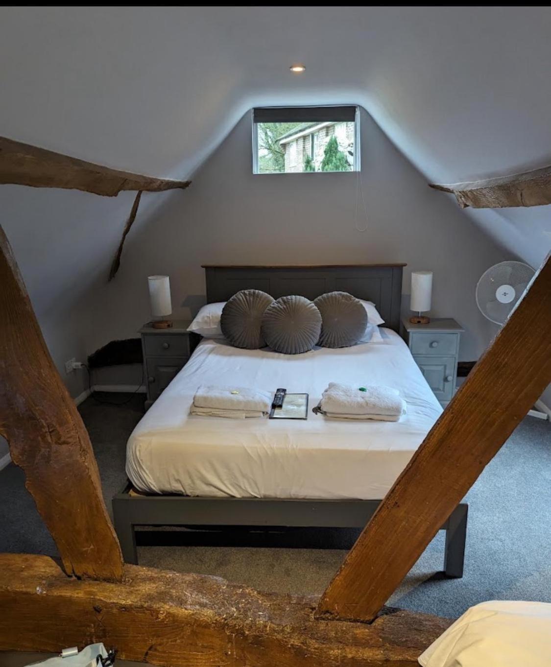 The Red Lion & Cellar Room, Betchworth Bagian luar foto