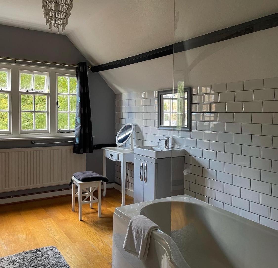 The Red Lion & Cellar Room, Betchworth Bagian luar foto