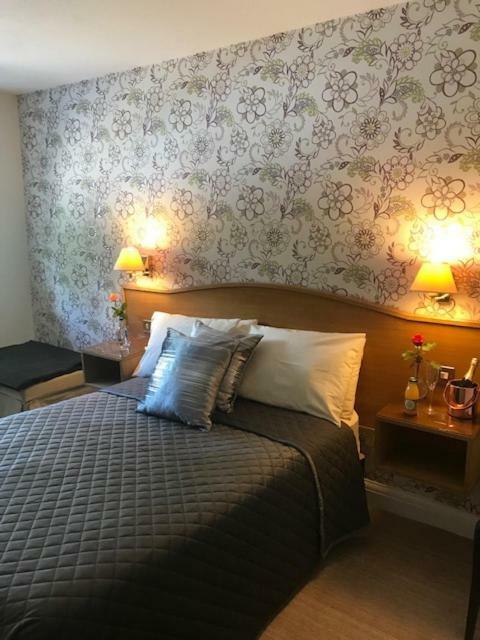 The Red Lion & Cellar Room, Betchworth Bagian luar foto