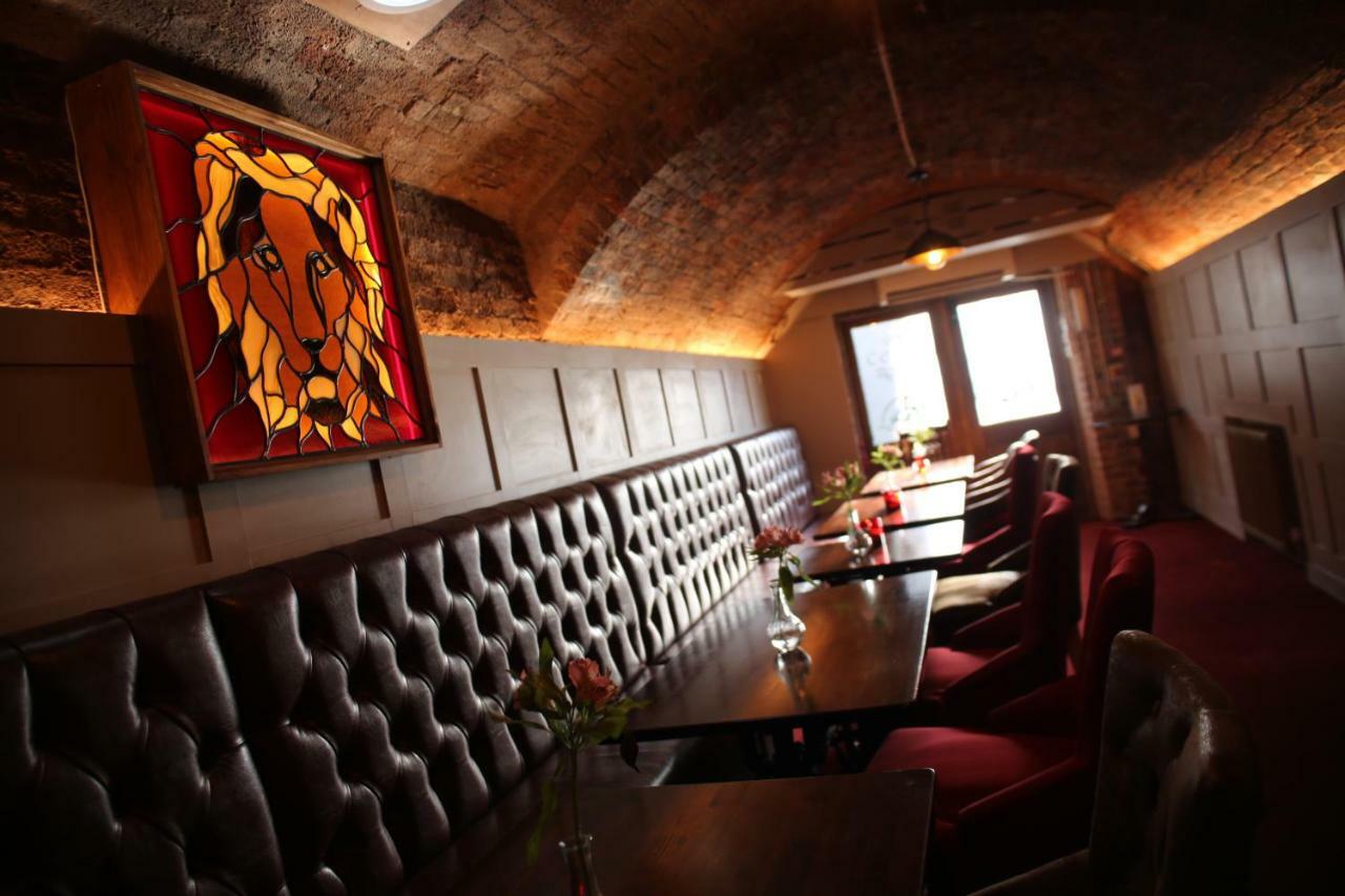 The Red Lion & Cellar Room, Betchworth Bagian luar foto